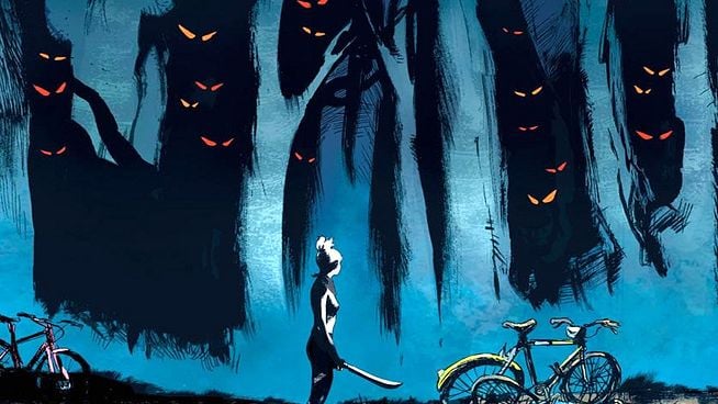 Ein junges Mädchen, das ein weißes Hemd und eine schwarze Hose trägt, steht im Zentrum eines dunklen, unheimlichen Waldes. Sie hat die Haare zu einem Dutt hochgesteckt und hält ein langes, schlankes Schwert in ihrer rechten Hand. Über ihr, ragen dunkle, baumartige Silhouetten in den Nachthimmel. Mehrere orange-gelb leuchtende Augenpaare sind in den dunklen Silhouetten eingebettet, die wie lauernde Monster wirken. Der Hintergrund ist in tiefen Blau- und Schwarztönen gehalten, was der Szene eine düstere und bedrohliche Atmosphäre verleiht. Im Vordergrund stehen links und rechts Fahrräder, darunter ein auffälliges gelbes. Die Komposition ist dynamisch und suggeriert eine Konfrontation.