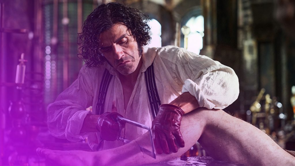 Ein Mann mit lockigem dunklem Haar, dunklen Handschuhen und zerfleddertem Hemd schneidet mit einem chirurgischen Instrument in das Bein einer Person, deren Fuß auf einem Eisblock ruht. Die Szene spielt in einem dunklen, alten Raum.