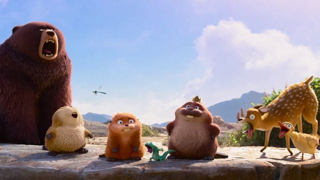 Cartoon-Szene: Ein brüllender Bär, drei Nagetiere, eine Libelle, ein grünes Reptil, ein Reh mit heraushängender Zunge und ein Küken vor Bergkulisse.