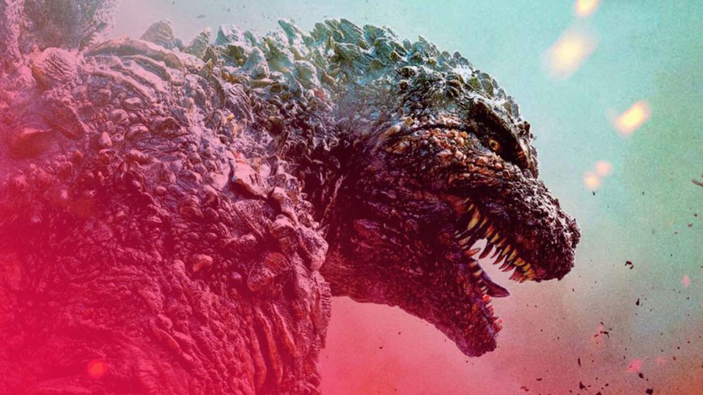 Eine Nahaufnahme des brüllenden, schuppigen Kopfes und des Oberkörpers von Godzilla vor einem grünen, feurigen Himmel.