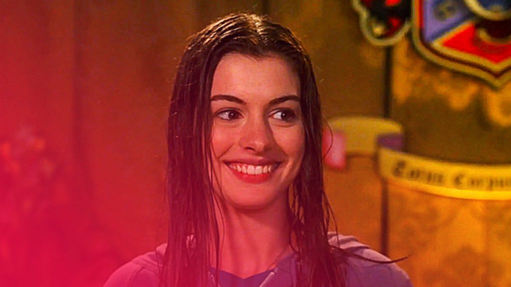 Halbaufnahme von Anne Hathaway als Mia Thermopolis mit nassen, dunkelbraunen Haaren, die lächelt.
