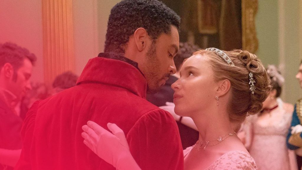 Auf einem Ball tanzen ein Mann im roten Frack und eine Frau im weißen Kleid. Sie blickt zu ihm auf, ihre Arme um ihn gelegt. Andere Ballgäste im Hintergrund.