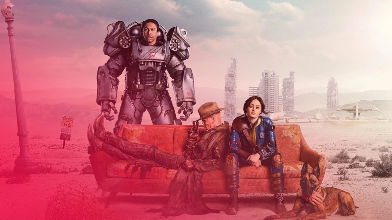 Wüstenlandschaft: Eine Frau und alter Mann auf rotem Sofa, ein Hund davor. Mann in Power-Rüstung dahinter, vor Ruinen und Route 66.