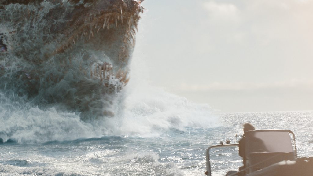 Ein riesiges Seeungeheuer mit Fangzähnen bricht aus dem Meer hervor und türmt sich bedrohlich vor einem kleinen Boot auf.