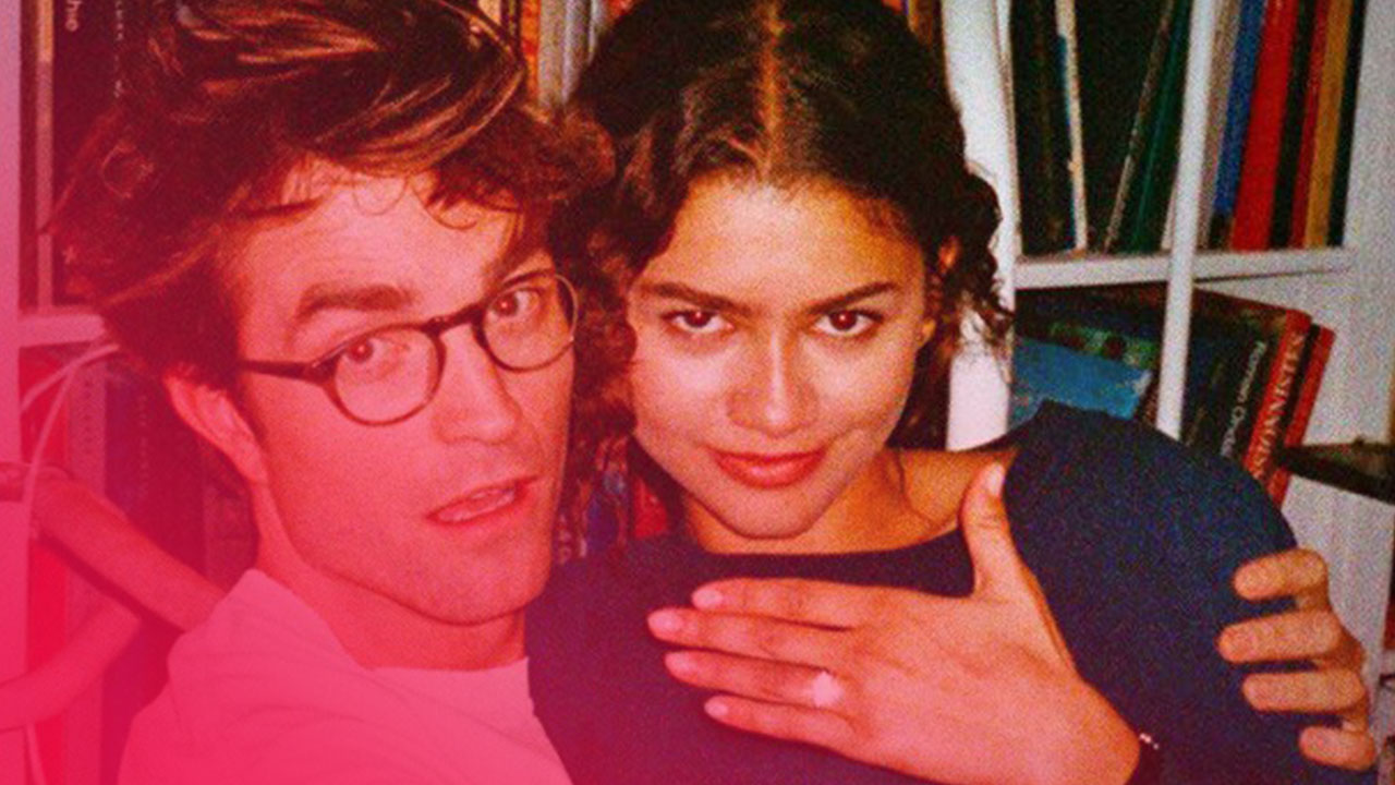 Robert Pattinson mit Brille und Zendaya, die ihre Hand mit einem Diamantring zeigt, in einer körnigen Nahaufnahme.
