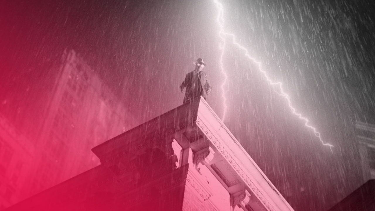 Spider-Noir steht im Regen auf einer Dachkante, im Hintergrund zuckt ein heller Blitz am dunklen Nachthimmel.