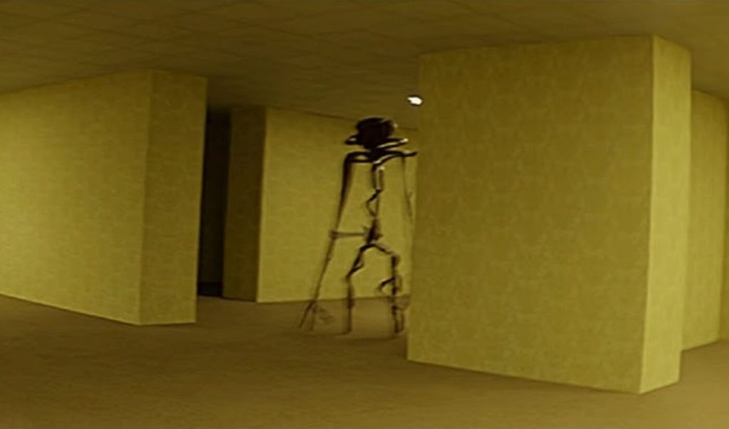 Eine unheimliche, dürre schwarze Gestalt steht in einem gelblichen, labyrinthartigen Flur mit leeren Wänden.