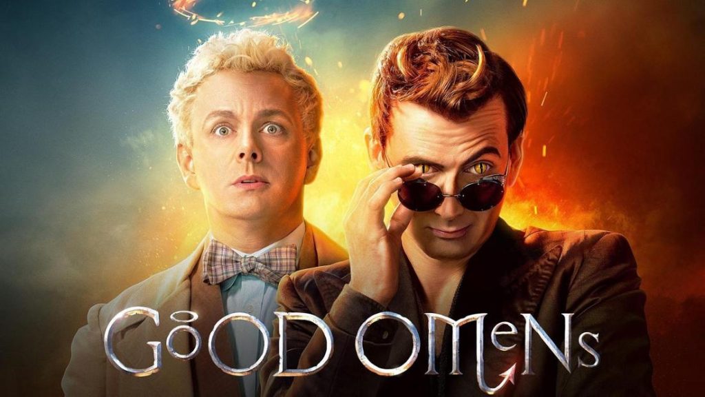 Poster mit Michael Sheen und David Tennant vor feurigem Grund; einer mit Heiligenschein, der andere mit Sonnenbrille.