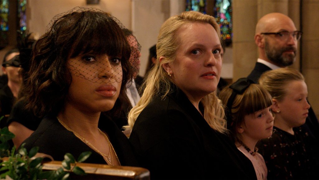 Zwei Frauen in einer Kirche schauen mit ernstem Blick nach hinten; im Hintergrund ein Mann und zwei kleine Mädchen.
