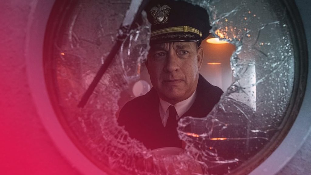 Tom Hanks als Marineoffizier blickt ernst durch das zersplitterte Glas eines runden Schiffsfensters.