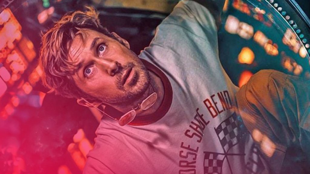 Mann mit überraschtem Blick, T-Shirt mit Aufdruck, Sonnenbrille um den Hals. Verschwommener Hintergrund mit Lichtern und kosmischen Elementen.