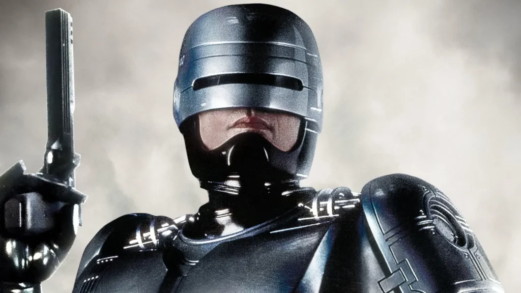 Ein Roboter-Cop in glänzender, schwarzer Metallrüstung mit einem visierartigen Helm hält eine Pistole in seiner rechten Hand, bereit zum Einsatz.