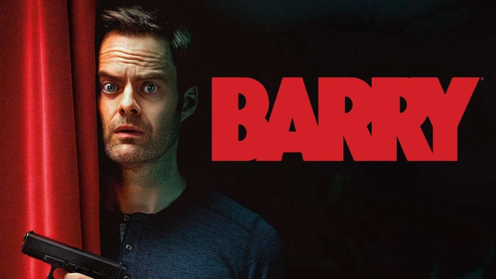 Ein Mann mit weit aufgerissenen Augen spänt hinter einem roten Vorhang hervor und hält eine schwarze Pistole in der Hand. Rechts neben ihm steht in großen, roten Buchstaben der Titel „BARRY“ auf schwarzem Hintergrund. Der Ausdruck des Mannes wirkt überrascht und angespannt.